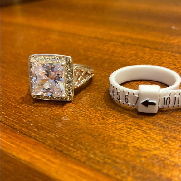 Elegant Silver Women's Ring with Clear Gemstone - Picture 2 of 6